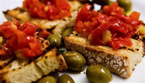 sagra della bruschetta lariano|Sagra della bruschetta con il pane di Lariano (archivio)